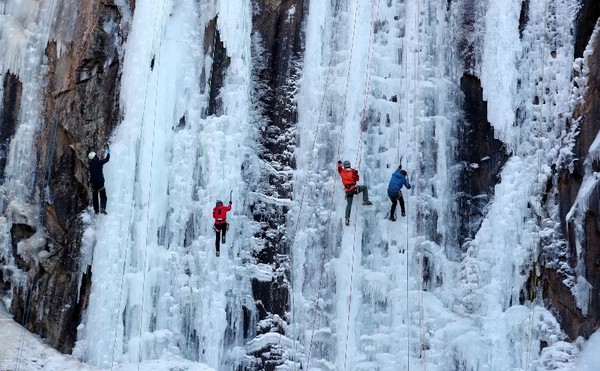 图为16日下午在京畿杨州市加来比冰壁场，攀岩爱好者们正在攀登冰壁。据韩国气象厅预报，今晚气温将进一步下降，明天将出现零下10度左右的严寒天气。【照片来源：NEWSIS】