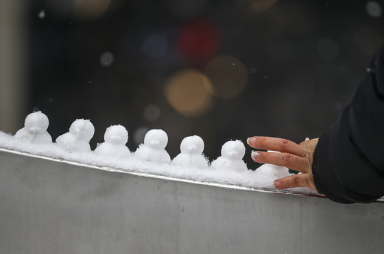 19日上午，首尔普降大雪。图为当天上午在首尔市龙山区龙山站有市民用雪做出的小鸭子。【照片来源：NEWSIS】