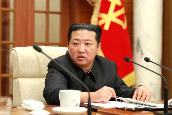 据朝鲜媒体20日报道称“19日在党中央委员会总部大楼举行了第八届第六次会议”，并表示国务委员长金正恩出席了会议。【照片来源：劳动新闻=NEWS1】