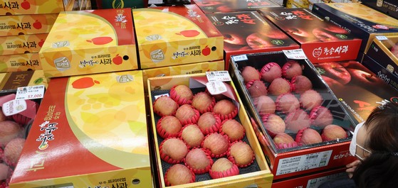 图为20日，在一家大型超市，市民们正在挑选新年水果礼盒。【照片来源：韩联社】