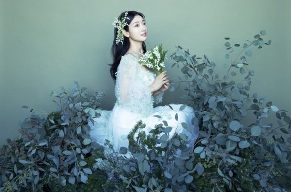 演员朴信惠和崔泰俊的婚纱照。朴信惠穿着莫尼克·鲁里耶连衣裙。【图片来源：SALT娱乐】