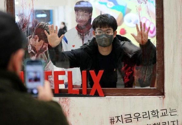 图为2日下午来到设在韩国首尔瑞草区Central City的Netflix韩国原创系列电视剧《僵尸校园》快闪区进行体验的市民们。《僵尸校园》讲述的是在僵尸病毒开始传播的校园中，被孤立的学生们为生存而与僵尸展开殊死搏斗的故事。上月28日公开的该作品在发布一天后就登上了Netflix()全球电视剧排行榜首位，提高了人们对诞生第二个《鱿鱼游戏》的期待。【图片来源：NEWS1】