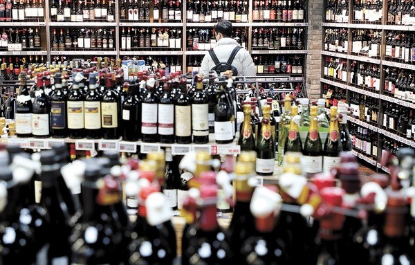 葡萄酒在韩国的销售目前正处于如日中天的火爆状态。据韩国关税厅透露，去年葡萄酒进口规模为5.0617亿美元(约6104亿韩元)，去年同比增加了76%。得益于此，葡萄酒业界笑逐颜开，金阳食品和奈良酒窖等部分葡萄酒企业也开始公开募股。图为首尔市内某大型超市的葡萄酒柜台。【照片来源：韩联社】