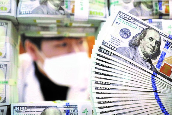 随着美元持续走强，韩国外汇储备连续3个月下降。据韩国银行7日透露，以今年1月末为准，韩国外汇储备额为4615.3亿美元，比去年12月末减少了15.9亿美元。外汇储备额自去年10月末创下历史最高值后，连续3个月呈现减少趋势。图为2月7日，在首尔中区韩亚银行伪造、变造应对中心，职员正在整理美元。【照片来源：NEWSIS】