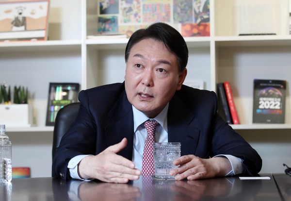 图为2月7日，国民之力总统候选人尹锡悦在首尔汝矣岛党部接受《中央日报》的采访。 【照片来源：金相铣记者】
