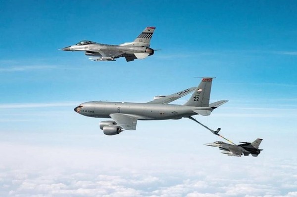 美国国防部8日在网站上公开了两架驻韩美军F-16战斗机2日在京畿道乌山空军基地附近上空接受KC-135空中加油机加油的画面。公开美军在韩半岛上空进行的演习的情况非常罕见。【照片来源：韩联社】