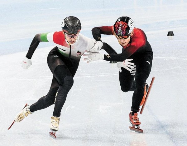 本月7日，在男子1000米短道速滑决赛中，中国选手任子威(右)伸手拽住领先选手。 金京禄(音)记者