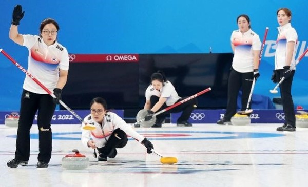 2022北京冬奥会冰壶首场比赛在即，韩国冰壶国家队女子4人组9日下午在中国北京国家水上运动中心“冰立方”进行正式训练。【照片来源：NEWSIS】