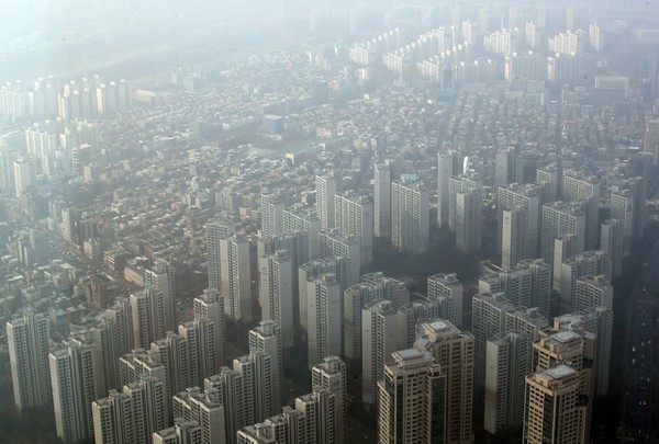 韩国首都圈公寓价格在经过连续2年零4个月的暴涨后逐渐放缓，图为首尔某公寓。【照片来源：韩联社】