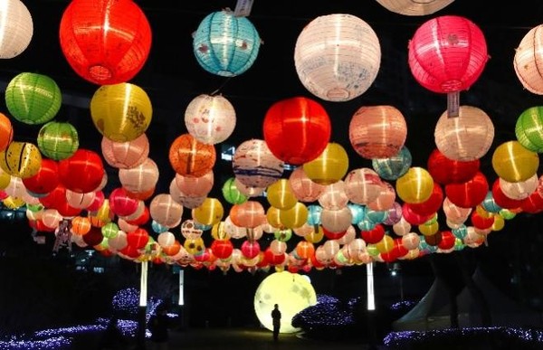 眼下马上就是正月十五(2月15日)，图为12日晚在釜山南区政府区民广场上直径4米的大型月亮气球和许愿灯隧道(25米区间)悬挂的500盏灯点亮。花灯在20日前每天下午5点到午夜都会一直亮着。【宋奉根 记者】