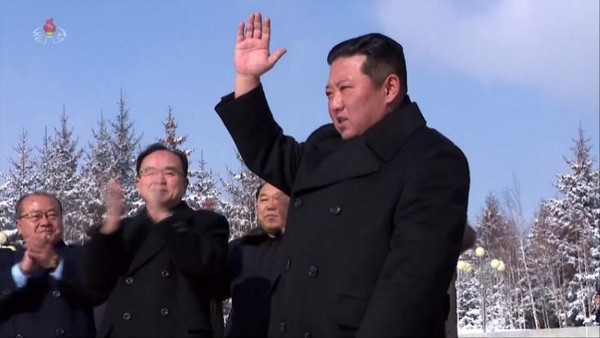 图为国务委员长金正恩举手回应群众的欢迎。【照片来源：NEWSIS】