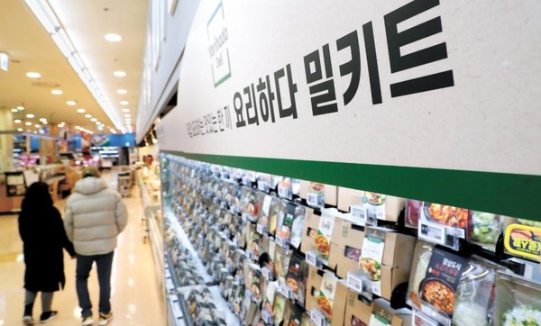 据调查，韩国半加工简餐市场龙头企业“Fresheasy”自本月中旬起上调了部分产品价格。21日，据流通业界透露，Fresheasy自本月10日起在部分网络销售渠道上调了半加工简餐食品价格，平均上调率为7%。这是Fresheasy自2016年进入半加工简餐食品市场后首次提价。图为21日首尔某大型超市陈列着的各种简餐食品。【图片来源：NEWS1】