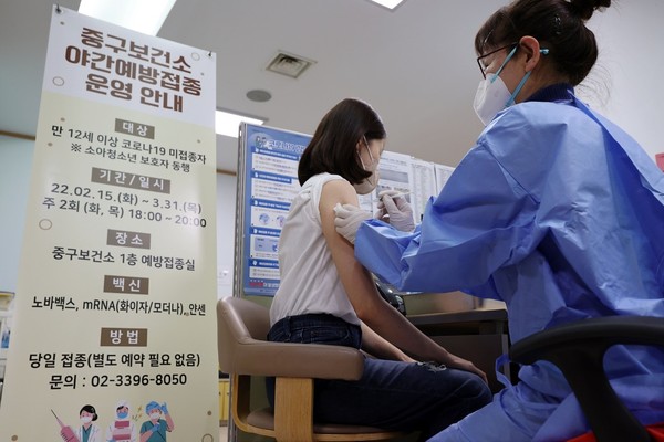 图为22日下午，在首尔中区卫生所一名市民正在接种新冠疫苗。【照片来源：韩联社】