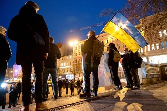 图为当天在波兰中西部波兹南市自由广场，人们举行抗议俄罗斯军队入侵乌克兰的示威游行。【照片来源：欧新社=韩联社】
