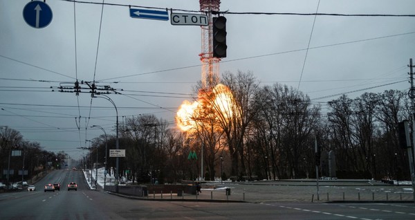 图为3月1日(当地时间)，乌克兰基辅的一座广播信号接收塔爆炸。【照片来源：路透社=韩联社】