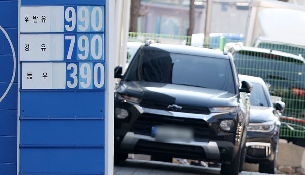 由于俄罗斯入侵乌克兰，国际油价创下8年来的最高值，韩国国内汽油价格也应声上涨。图为3月2日首尔市内的加油站上标出的油价信息。【照片来源：NEWSIS】
