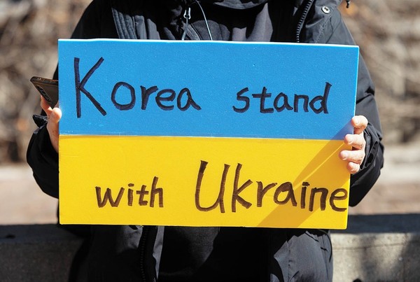 3月2日，一名韩国人拿着支持乌克兰的标语牌站在首尔中区俄罗斯驻韩大使馆门前。【照片来源：NEWS1】