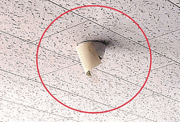 富川市选举管理委员会秘书长办公室屋顶的监控录像被纸片遮挡。【照片由国民之力党提供】