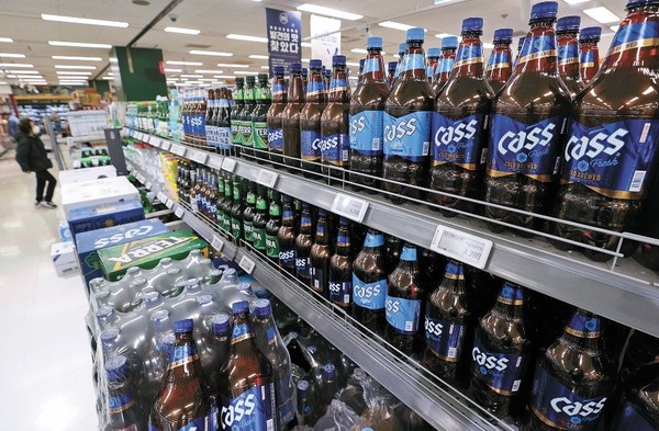 从8日开始OB啤酒将啤酒出厂价平均上调7.7%。热销的家庭装啤酒500毫升、355毫升易拉罐产品上调幅度控制在3~5%左右。大鲜酿造也将将烧酒出厂价平均上调8.06%。图为7日首尔市内某大型超市酒类柜台。【照片来源：NEWS1】