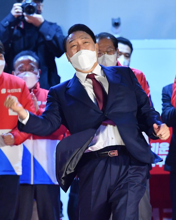 3月10日上午，当选第20届韩国总统的国民之力党尹锡悦在首尔汝矣岛党部前向支持者致意。【金京绿(音) 记者】