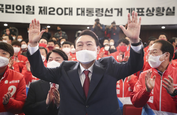 3月10日上午，当选第20届韩国总统的国民之力党尹锡悦在首尔汝矣岛国会图书馆内开票情况室，正在向摄像机挥手致意。【金京绿(音) 记者】