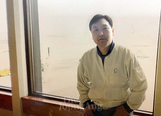  尹锡悦候任总统在司法研修院结业后被聘为检察官，首次步入社会职场，这是他34岁的照片。【图片来源：尹锡悦选举阵营】