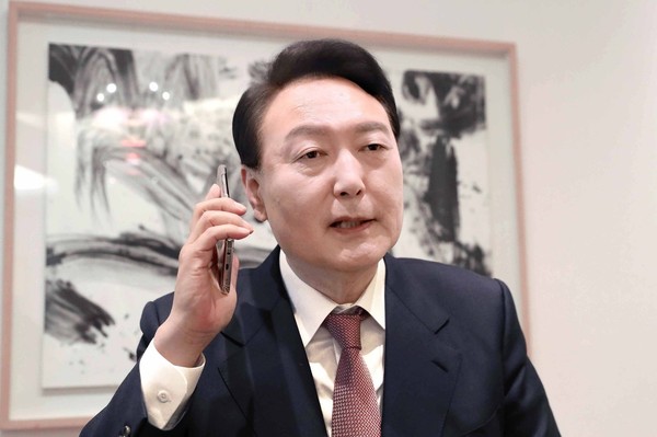 图为韩国候任总统尹锡悦3月10日上午在首尔瑞草区家中与美国总统拜登通电话。【照片来源：NEWSIS】