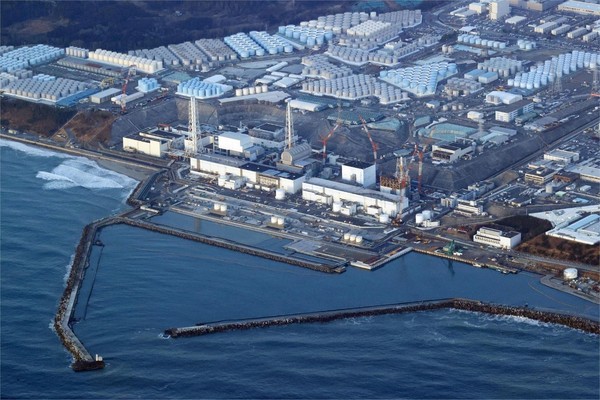图为在日本福岛海域发生7.4规模地震第二天的3月17日上午，从飞行直升机上俯瞰的福岛第1核电站的样子。【照片来源：韩联社】