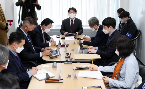 交接委员长安哲秀3月21日在首尔通义洞交接委员会会议室举行的新型冠状病毒肺炎(COVID-19)紧急对应特别委员会第1次会议上讲话。【照片来源：国会摄影记者团】
