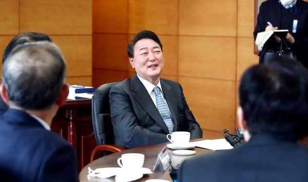 图为21日韩国候任总统尹锡悦在首尔三清洞总统职务交接委员会举行的与经济6团体长的午餐会晤前致词。【图片来源：国会摄影记者团】