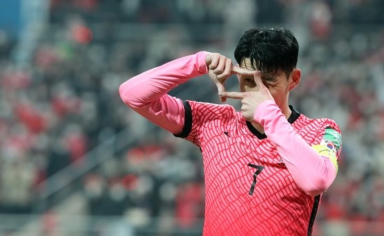 孙兴慜在对阵伊朗的比赛中踢入制胜的第一球后做出专有拍照姿势庆祝手势。【NEWS1】
