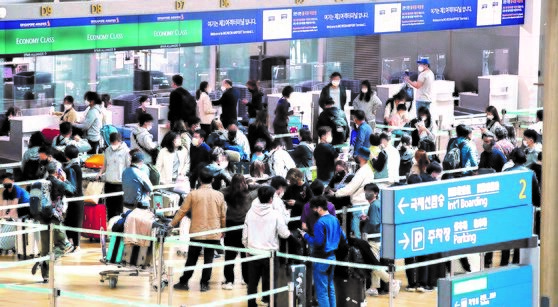 在韩国政府宣布免除海外入境者自我隔离后，机票预订量不断增加。据仁川机场公社统计，3月25~27日机场乘客为46926人，比前一周18~20日的40162人增加了16.84%。29日，在仁川国际机场出境大厅，旅客们正在等待办理登机手续。【NEWS1】 