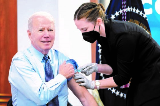 图为美国总统拜登上月3月30日(当地时间)在白宫接种第四剂新型冠状病毒肺炎疫苗。【美联社=韩联社】