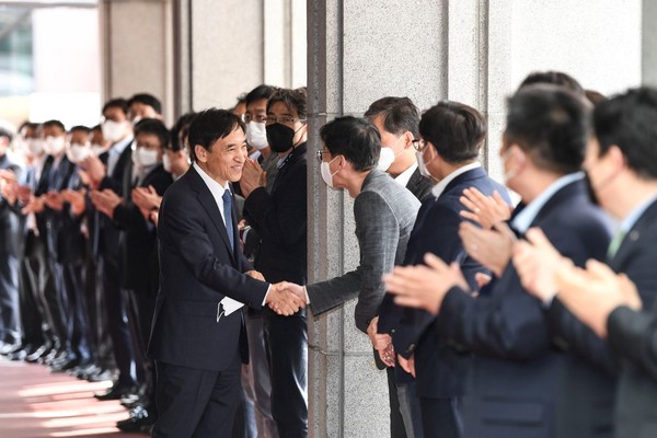 3月31日，韩国央行行长李柱烈在首尔中区韩国央行举行的离任仪式结束后，正在与职员们握手打招呼。【联合采访记者团】
