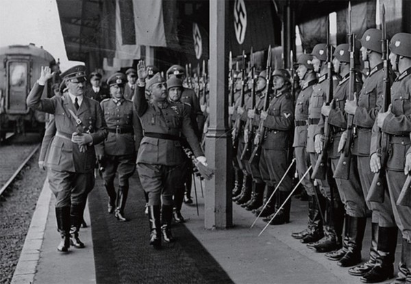 1940年10月，法国昂达耶(第二次世界大战当时德国占领地区)站台举行了阅兵式。 图为纳粹德国的希特勒(左)和西班牙的佛朗哥正在德国仪仗队前进行法西斯式答谢。 【图片来源：中央图片库】