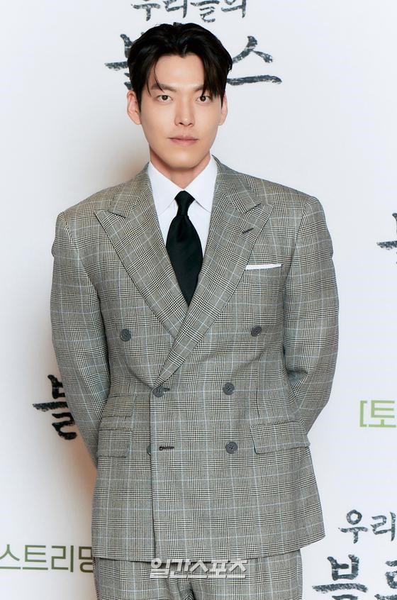 演员金宇彬7日下午出席tvN新周末剧《我们的蓝调》制作发布会的直播。【图片来源：tvN】
