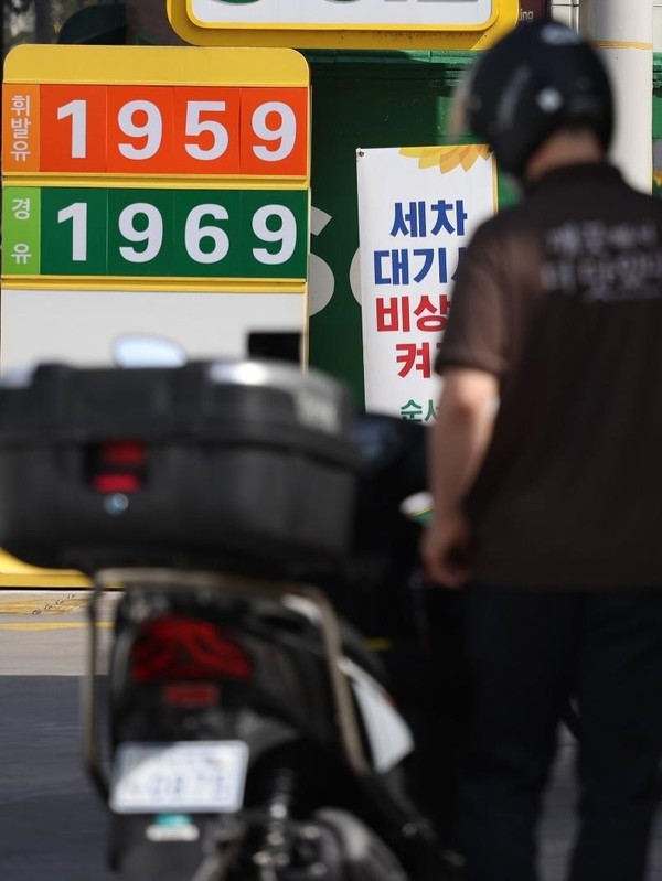 近期，随着国际油价转为跌势，韩国国内加油站汽油价格也小幅下调。本月9日，据韩国石油公社油价信息服务Opinet显示，4月第一周全国加油站汽油平均售价为每升1990.5韩元，比前一周下降9.6韩元。继上周下降1.9韩元后，连续两周呈下降趋势。图为10日首尔市内加油站。【图片来源：韩联社】