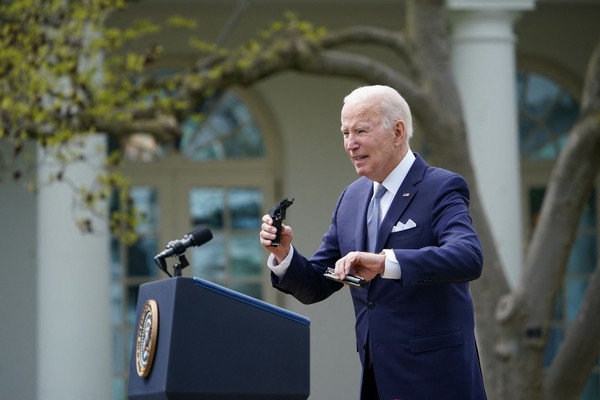 美国总统拜登4月11日(当地时间)在白宫发表有关枪支犯罪应对方案的演讲。【照片来源：法新社=韩联社】 