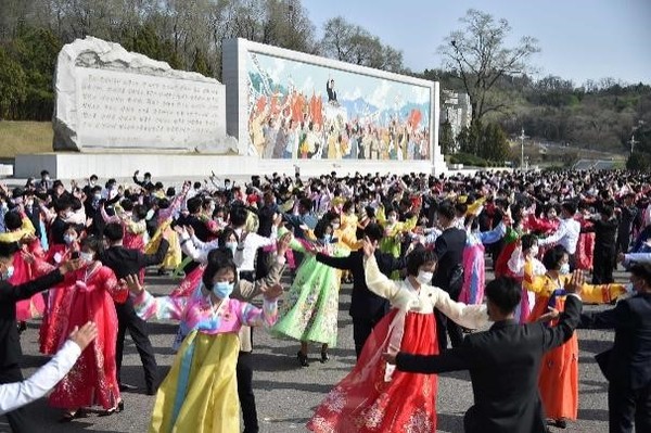 据朝中社12日报道，11日在凯旋门广场和平壤体育馆广场等举行了庆祝朝鲜国务委员长金正恩执政10年的平壤市青年学生舞会。【照片来源：法新社】