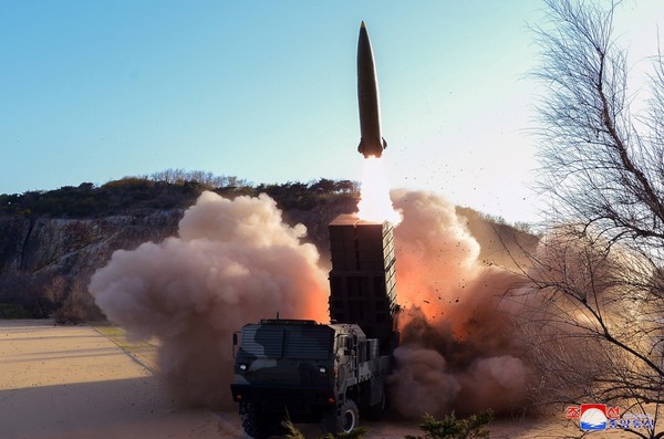 4月16日从咸镜南道咸兴发射的朝鲜新型战术制导武器。【照片来源：朝中社】