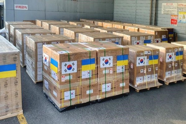 韩政府向乌克兰追加提供了一批包括医疗用品在内的援助物资。韩外交部20日表示，政府已于本月19日向乌克兰额外运送了约20吨人道主义援助物资，以帮助乌克兰国民及难民。物品包括自动心脏冲击器(除颤器)、人工呼吸器、急救工具等。韩政府在物品选择上优先反映了乌克兰方面的请求。此次援助是政府对乌克兰追加宣布的3000万美元规模人道主义援助的一部分。【图片来源：韩国外交部】