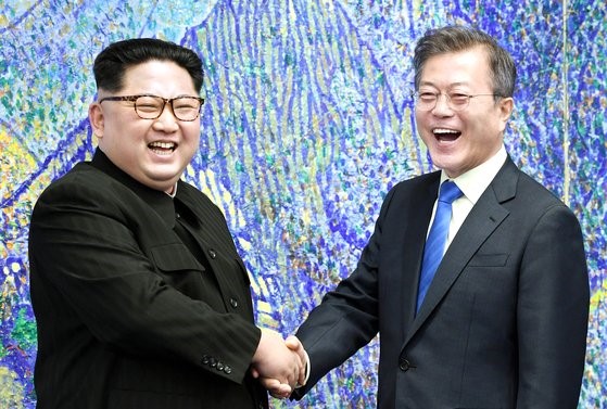 图为2018年文在寅总统和金正恩国务委员长在韩朝首脑会谈之前合影留念。【韩国共同摄影记者团】