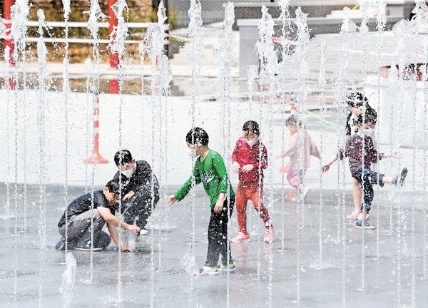 24日，在首尔阳川区巴黎公园孩子们正在喷水池玩水。【NEWS1】