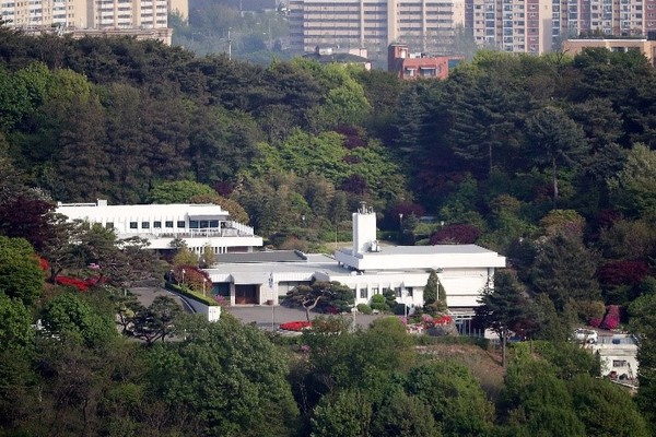 首尔汉南洞外长公馆被确定为候任总统尹锡悦的新官邸。图为24日下午记者在首尔南山拍摄的外长公馆外景。【NEWSIS】