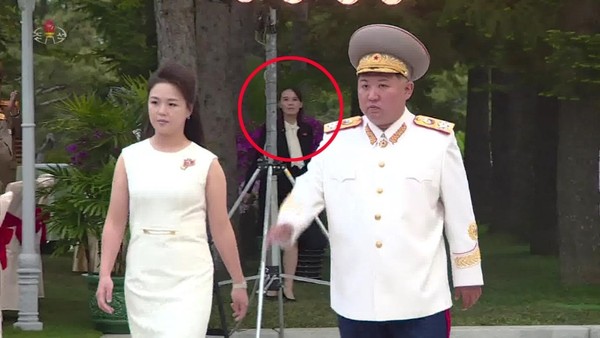 图为阅兵式前举行的庆祝活动。金正恩夫妇身后站着劳动党副部长金与正(红圈)。【图片来源：朝鲜中央电视台画面=韩联社】