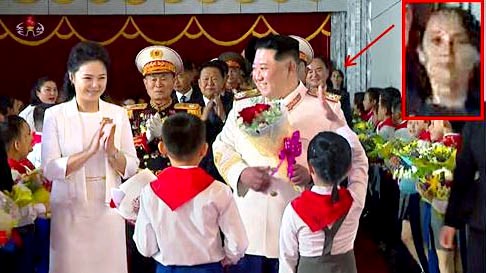 阅兵式前举行的室内活动中，金正恩国务委员长和夫人李雪主接受欢迎花束，副部长金与正站在房间一角。【图片来源：韩国统一部】