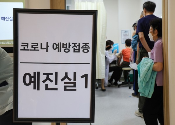 本月25日，韩国启动新冠疫苗第4针的接种工作，图为市民们正在首尔江西区某医院等待接种。【照片来源：联合摄影采访团】 