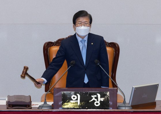 图为国会议长朴炳锡4月30日在位于首尔汝矣岛的国会第396次国会临时大会第一次大会中宣布散会。【摄影：金成龙 记者】