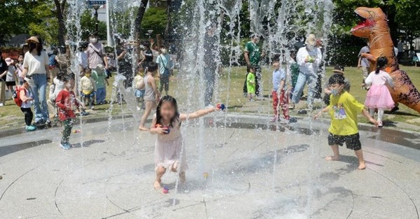 5月5日，韩国在迎来儿童节的同时也进入了夏天，图为来到全罗北道全州市厅老松广场的小朋友们正在开心地玩水。 【照片来源：NEWSIS】