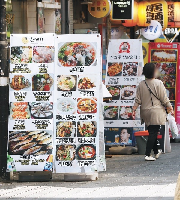 据韩国消费者院4日透露，首尔地区上个月冷面的价格为1.0192万韩元。图为首尔明洞某餐厅外景。【照片来源：韩联社】